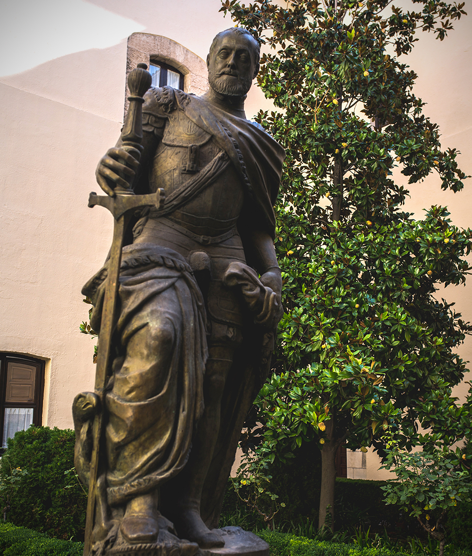 Estatua en patio del Hospital Real con Árbol al fondo